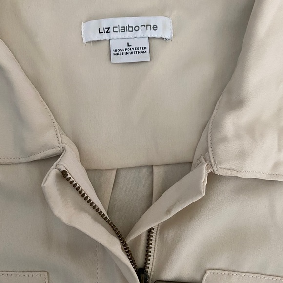 Sleeveless Blouse - Picture 2 of 3